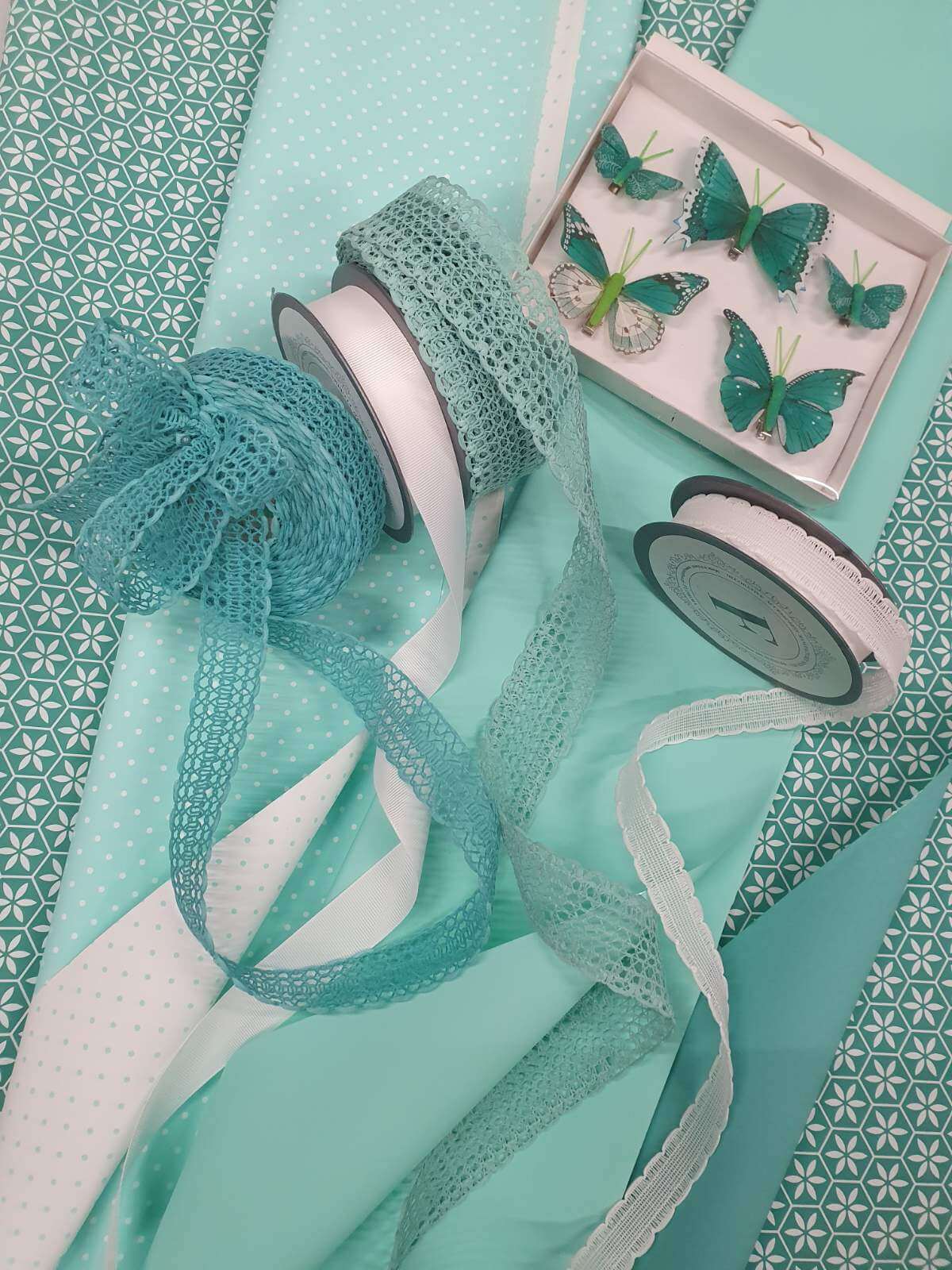 Ukrasna traka i veštački leptiri