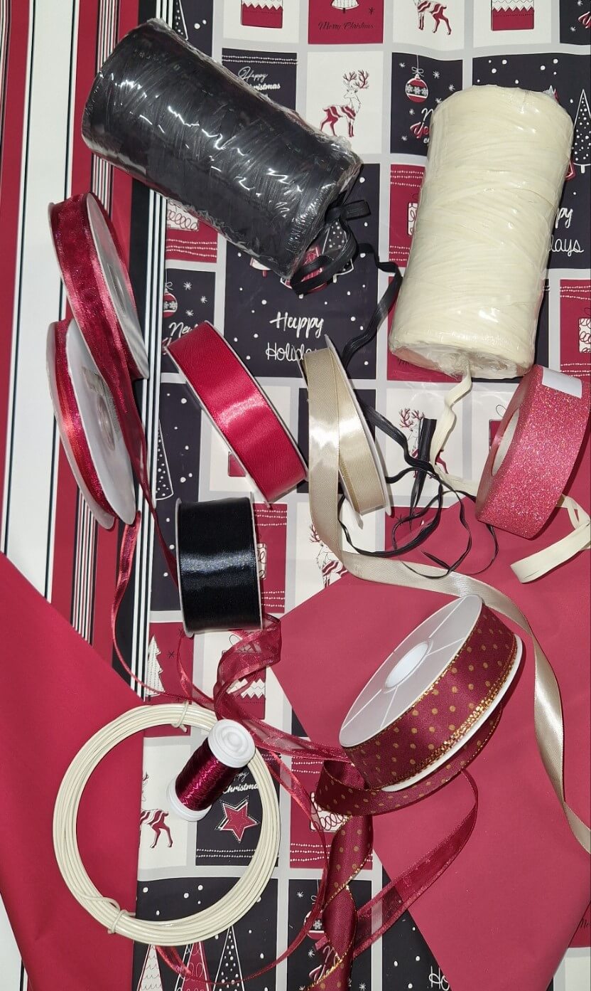 Crveni i beli ukrasni papiri i ukrasne trake