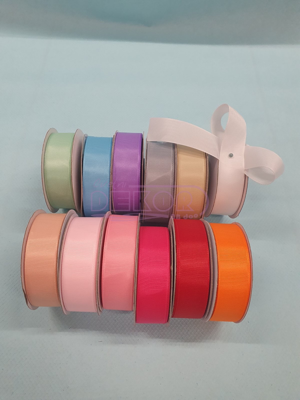 Traka saten rebrasti u više boja