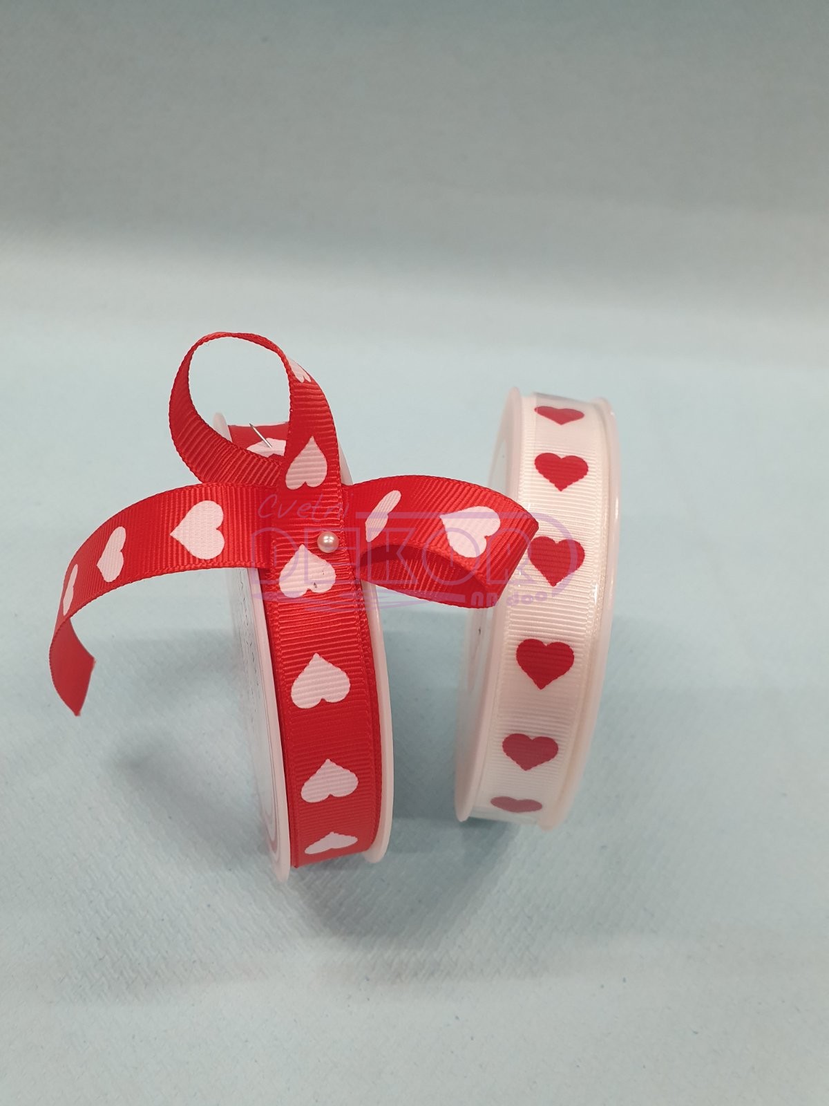 Crvena i bela ukrasna traka sa belim srcima