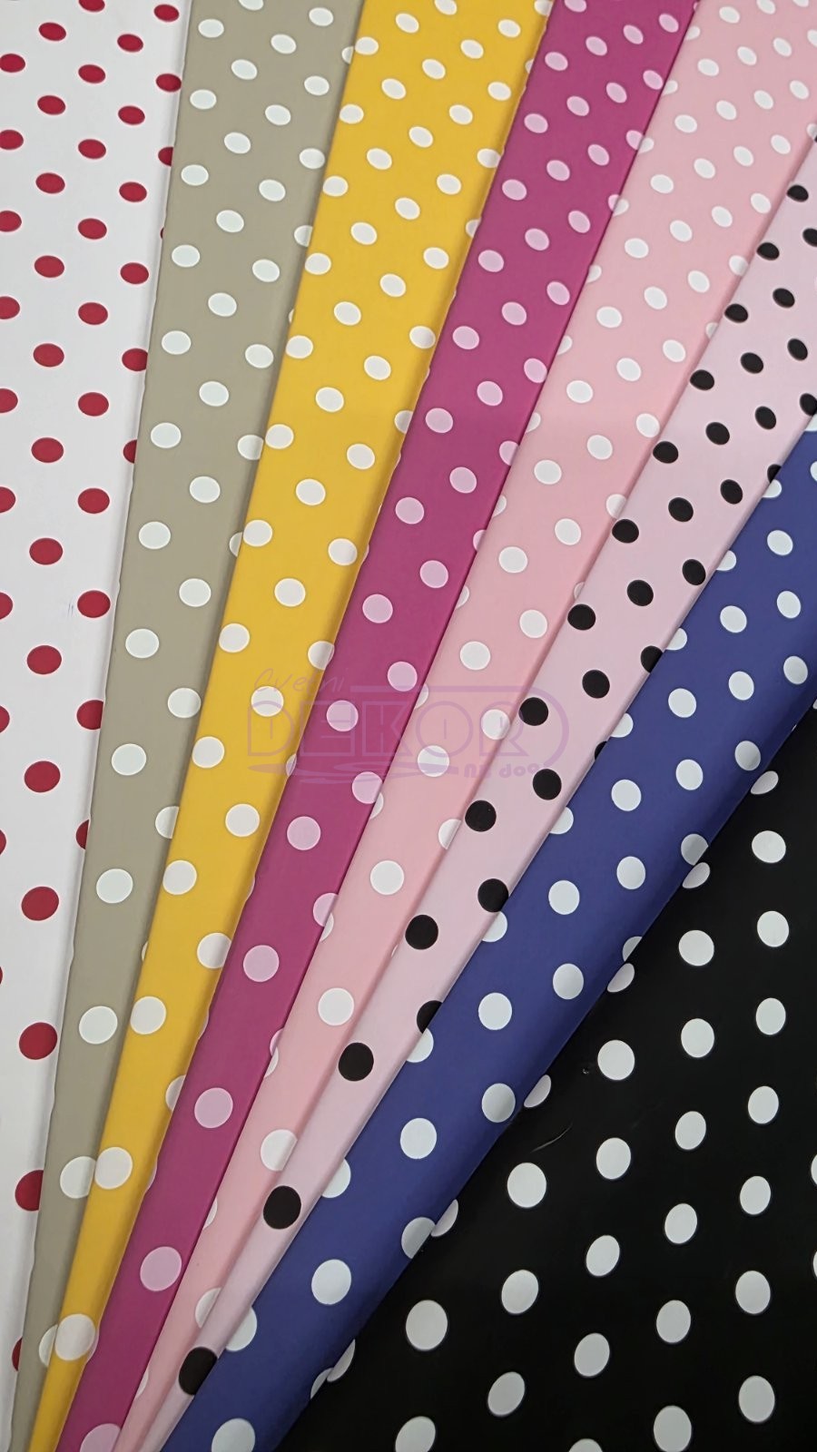 ukrasni papir sa tačkicama u više boja