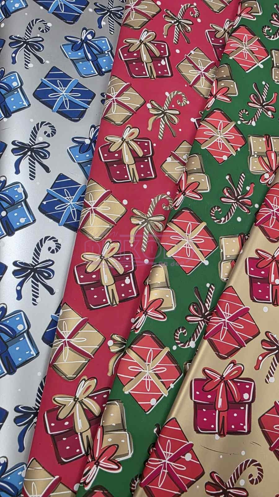 ukrasni novogodišnji papir u više boja sa poklončićima