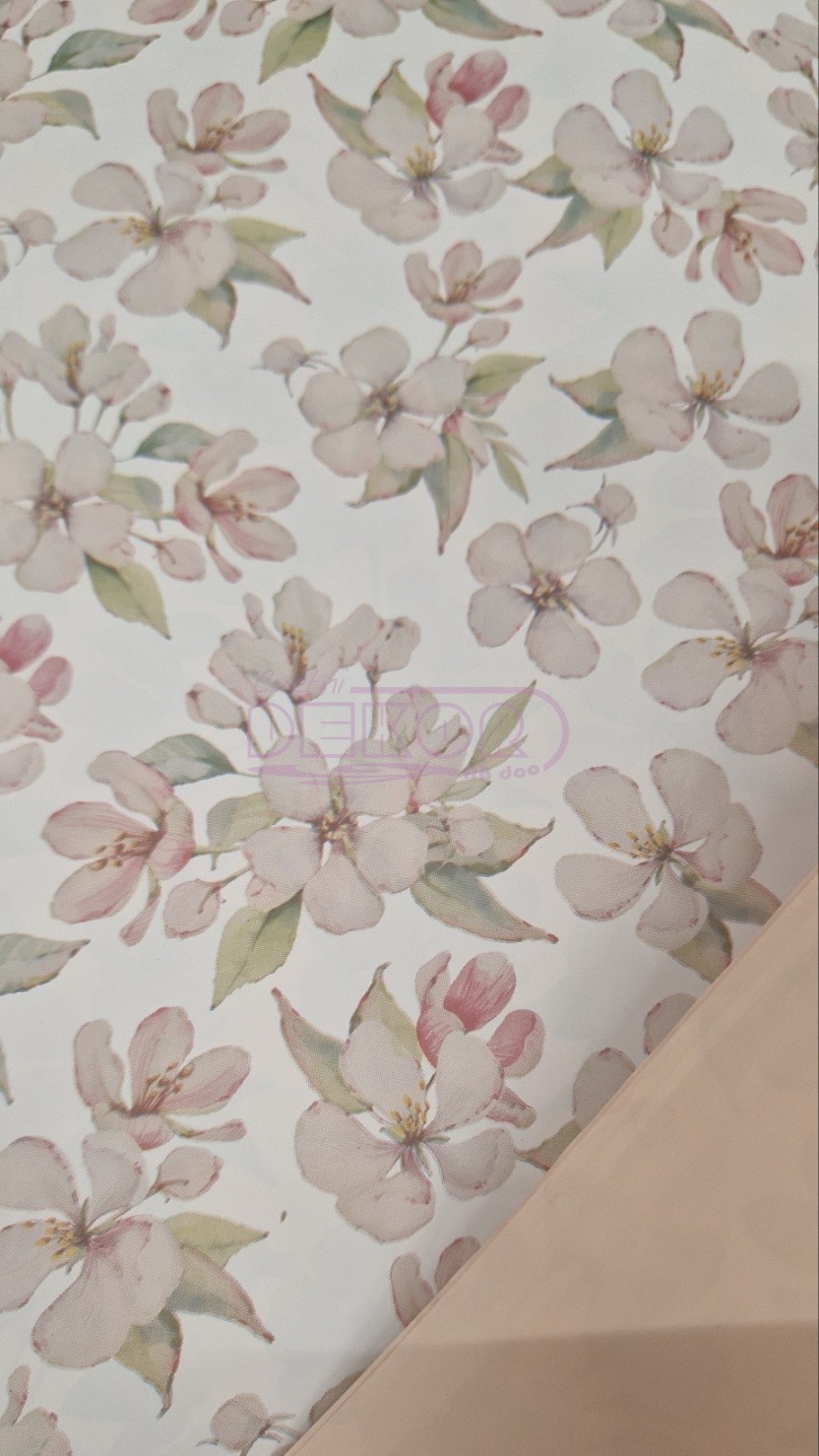 beli ukrasni papir sa krem cvetićima