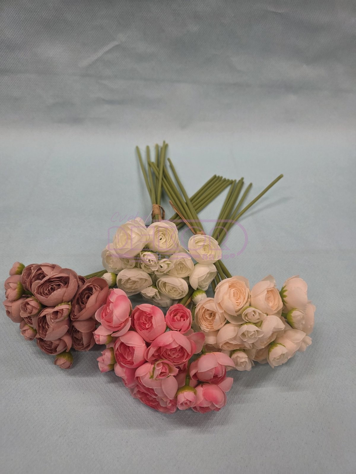 buket veštačkih ranunkula u raznim bojama