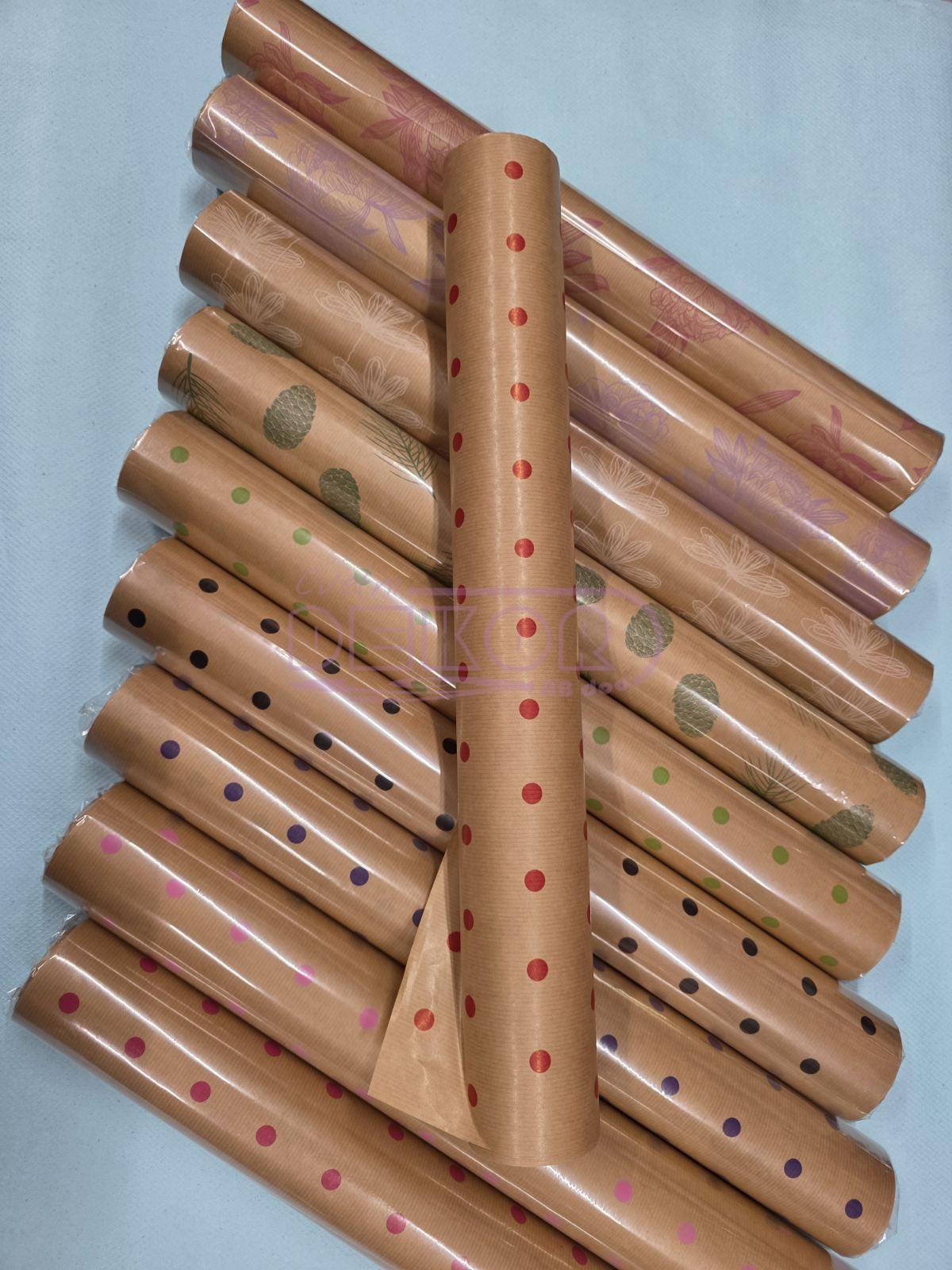 kraft rolne sa tačkicama u raznim bojama