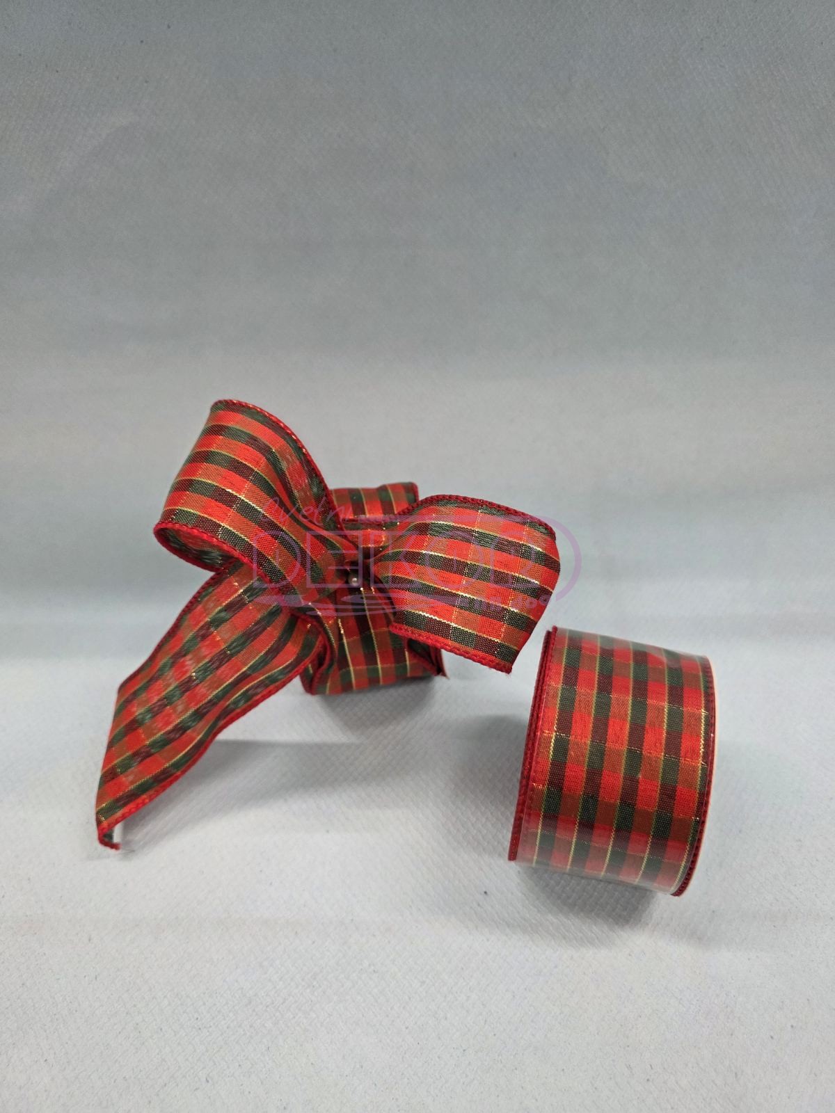 crvena ukrasana traka sa zelenim linijama