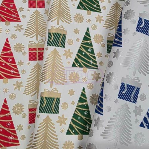 beli novogodišnji papir sa elementima u različitim bojama