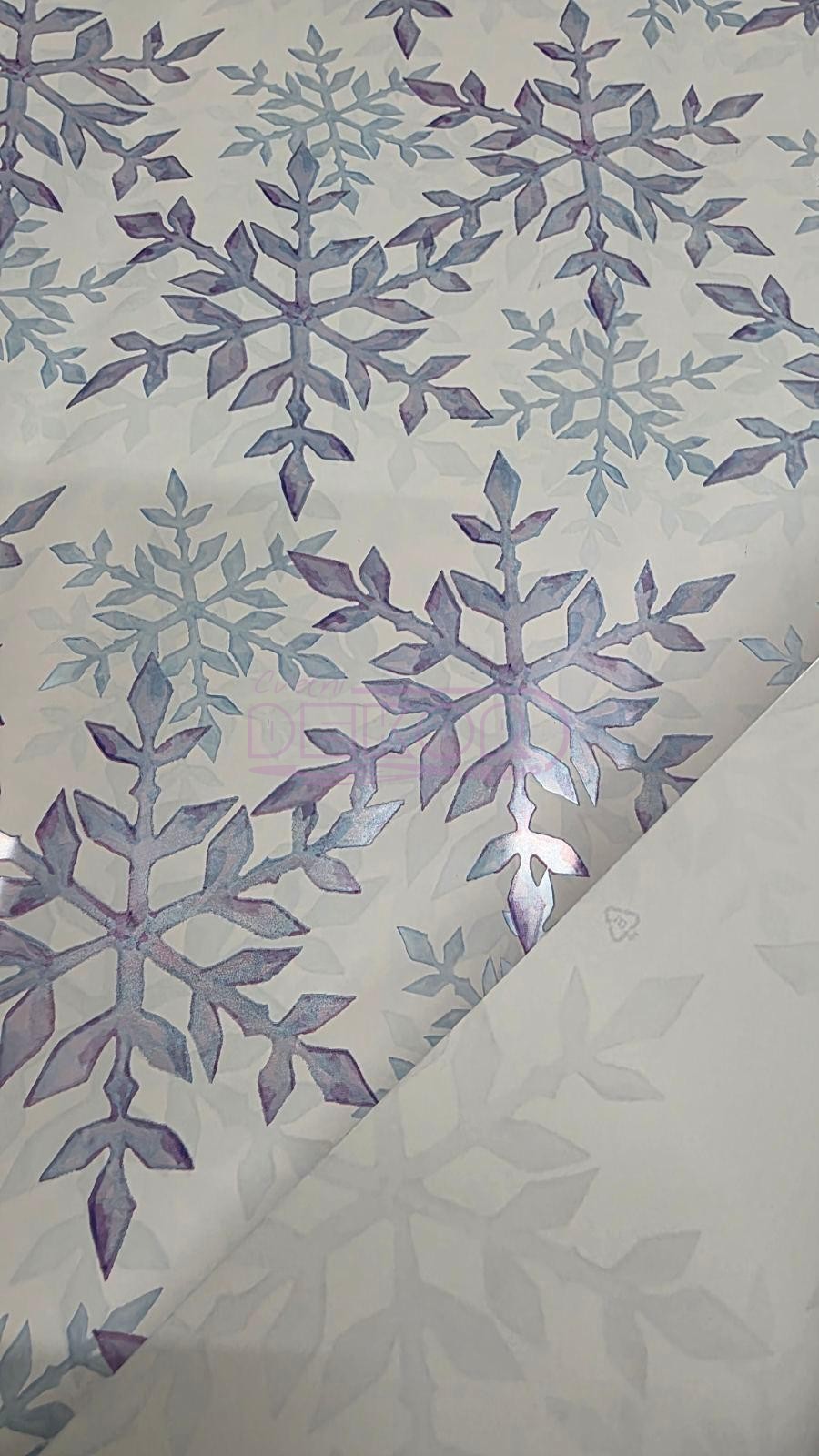 novogodišnji ukrasni papir bele boje sa srebrnim pahuljama