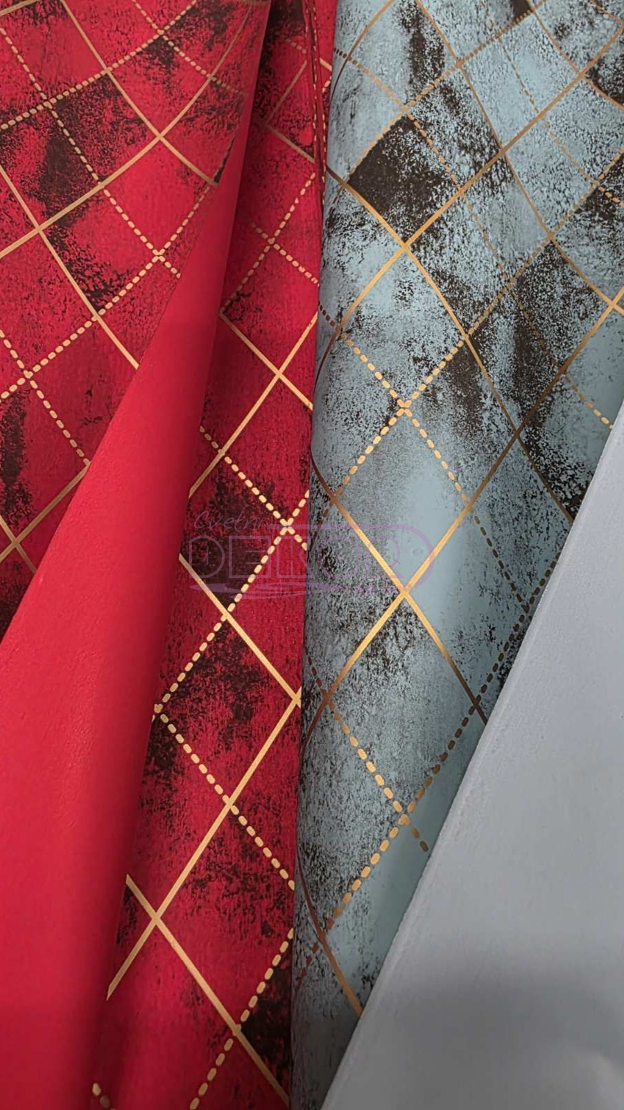 crveni i sivi ukrasni papir